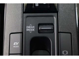 燃費をより向上させるエコドライブモードとパワフルな走行を愉しめるパワーモードを選べるスイッチが付いております!