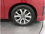 タイヤサイズは175/55R15になります。溝数は約4ミリです。