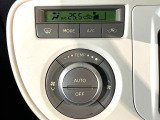 【オートエアコン】一度お好みの温度に設定すれば、車内の温度を検知し風量や温度を自動で調整。暑い&hellip;寒い&hellip;と何度もスイッチ操作をする必要はありません。快適な車内空間には必須の機能ですね♪