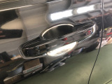 【ドアハンドル】Hondaスマートキーを携帯し、ロックボタン、ドアハンドルを操作することで施錠や解錠ができます。