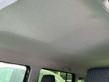 明るい色の天井は車内を広々と感じさせます。