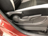 運転席シート座面は上下アジャスター付きです。お好みの位置に調整可能です。