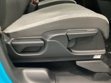 手動のレバーを使って、シートの高さや背もたれの角度を変えることができます。