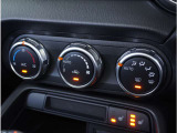 【オートエアコン】一度お好みの温度に設定すれば、車内の温度を検知し風量や温度を自動で調整。暑い&hellip;寒い&hellip;と何度もスイッチ操作をする必要はありません。快適な車内空間には必須の機能ですね。