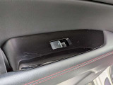 パワーウィンドウのスイッチですよ。運転席に居ながら窓を開け閉めのコントロールできます。