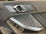 BMWのドアを閉めた時の重厚感は所有者様の満足度を高めてくれます。