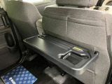 【パーソナルテーブル】フロントシート裏には後席の方が必要に応じて使用できるテーブルが付いています。水拭き可能でお手入れも簡単です。