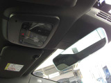 ルーフにあるON CALLボタンとSOSボタンは、車両が始動しない場合、パンクした場合、または事故に遭った場合などに支援の要請に使用できるため安心感を高めることができます。