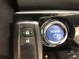 エンジンスタートスイッチです。キーが車内にあれば、エンジンの始動や停止はスイッチを押すだけ!キーを取り出す手間を省き、ワンプッシュで操作できるので簡単でスムーズです。