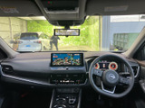 前席からはフロントガラス越しに広い視界が広がり、運転席と助手席のシートもゆったりとした印象です。整然とした室内で、毎日の移動を快適に過ごせそうです。