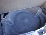 ラゲッジフロア下にサブトランクを備えています。散らかりがちな洗車道具や小物をすっきり整理して収納できるため、荷室を広く保ちやすく、日常の買い物から旅行まで幅広く活躍する実用的な設計です。