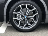 BMW純正アルミホイール。洗練されたデザインで、足元の個性を引き立てます。
