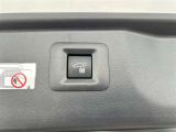後ろが狭くてもサッと積める。途中で止められる安心のバックドア。後ろの駐車スペースが狭い時に重宝しますよ♪