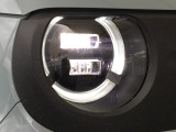 明るく白い光のLEDヘッドライトにより、夜間でも遠くまで見通しやすく、安全性が高まります。