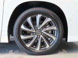 純正のアルミホイール装着車です。タイヤサイズは205/55R17です。