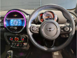 ミニ独特のゴーカートフィーリングと呼ばれる軽快なハンドリングはAT車、MT車のどちらでも楽しめます。