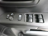 運転席のパワーウインドスイッチで全席窓の開閉・ロック操作ができます。