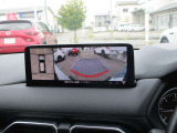 全周囲カメラ装着車!バックカメラに加えフロント、サイドカメラが装備されています♪さらに、【シースルービュー】機能も搭載で前輪タイヤ周辺を映し歩行者や障害物を確認しながら駐車をすることができます!