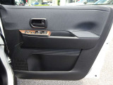 ◇運転席扉 内側部分になります◇【パワーウィンドウ】窓の開け閉め楽々!少し換気したいな〜なんて時にササッと操作できますね♪