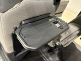 飲み物や食べ物を気軽に置ける格納式シートバックテーブルを、運転席と助手席の背もたれにご用意。車内の休憩も快適です!