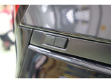 パワーバックドアの開閉スイッチが車両側面両側に配置されています。車両の横に立って操作できることで、後ずさりすることなくドア開度を確認しながら、任意の位置で安全に停止させることができます。