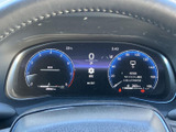 速度やシフト位置、各種表示を運転席からまとめて確認できるメーターまわりです。表示が中央にも配置され、必要な情報を見渡しやすく、運転中の確認をスムーズに行えます。