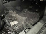 内装工程では、中古車を気持ちよくお乗りいただけるよう清掃しております。シートの洗浄はもちろん、ニオイの元となるフロアカーペットまで洗浄・消臭を実施。