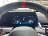 スタイリッシュなデザインのメーターパネルです。速度のみならず、燃料の残量、走行距離など多機能でとっても見やすいパネルになっております。