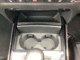 ドリンクホルダーも、しっかりと運転席、助手席側に1つずつ。