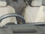 【ヘッドアップディスプレイ】現在の車速表示や目的地へのルート案内やメディア関連のリストを表示する事が可能です。視線移動を減らす事によりドライブに集中して頂けます。