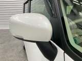 【サイドターンランプ】歩行者やバイク、対向車からも右左折の確認がしやすいサイドターンランプ付きドアミラーです。