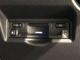 【ETC2.0装着車】カーナビと連携させることで全国の「ITSスポット」と双方向通信し渋滞を回避するルートを案内します。情報配信を受けるたびに最速のルートを再検索。料金所もストレスなく通過できます。