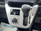 シフトレバー周りの写真です。エアコンはオートエアコンです。