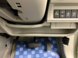 【運転席アンダートレー】タオル等置くのに便利