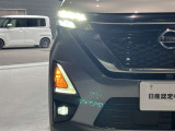 夜間走行の様々な局面に対し、LEDヘッドランプで視認性をしっかり確保。ハロゲンヘッドランプのおおよそ2倍の光量で、広範囲に明るくドライバーをサポートしてくれます。
