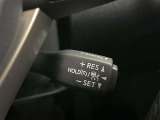 クルーズコントロール機能が付いています。 速度を設定するとアクセルを踏まなくても一定の速度で走ることができます。  高速道路ではとても便利な装置なんです。
