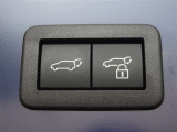 パワーバックドアを装備しています。バックドアを運転席からも開閉できます、便利ですよ。