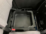 【シートアンダーボックス】助手席下には持ち運び可能な収納ボックスが装備されています。車検証ケースや靴などが収納できます。