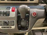 CVT車のセレクトレバーです。低速から高速まで、変速ショックのないスムーズな走りを実現するとともに、エンジン効率のよい領域を維持することで燃費にも貢献します。