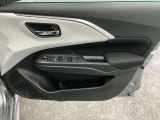 【運転席ドア】ドリンクホルダーと収納ポケットがあります。