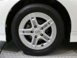 純正のアルミホイール装着車です 純正は車両デザインに合わせてデザインしてありますのでクルマとのデザインマッチングは秀逸です