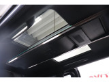 開放的なパノラマルーフです。天井のシェードを開ければ明るく開放的な車内空間に♪