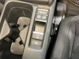 パーキングブレーキは指一本で操作可能な電子制御パーキングブレーキ。さらに停車中にブレーキペダルから足を話しても停車状態を保つオートブレーキホールドもついています。発進時に自動で解除されます。