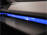 【サンルーフ】サンルーフ装備車両のため、車内の空気の入替も可能です。天井が広く、明るく見えるため、同じ車内のサイズでも開放感があり広く見えます。