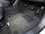 内装工程では、中古車を気持ちよくお乗りいただけるよう清掃しております。シートの洗浄はもちろん、ニオイの元となるフロアカーペットまで洗浄・消臭を実施。