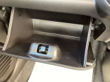 車検証やティッシュ箱を収納出来ます。