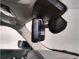 【ルームミラー一体型ETC車載器】ルームミラーの裏側に目立たない様に配置されたETCカード挿入口。スタイリッシュ且つ機能的なものとなっております。
