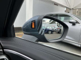 サイドアシスト装備 ドライバーの死角を並走する車両を検知します。ドアミラーの内側のLEDが点灯・点滅して事故の危険を知らせます。