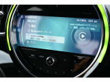 もはやMINI標準搭載とも言える、デザインアイコンの一つでもあるカーナビは各種設定から情報、マルチメディアまで、可愛らしい見てくれで多機能な装備の一つです。