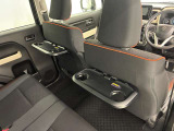 運転席、助手席の背もたれにちょっとしたテーブルがあります。車内でちょっとしたランチやティータイムとして使う事もできます。